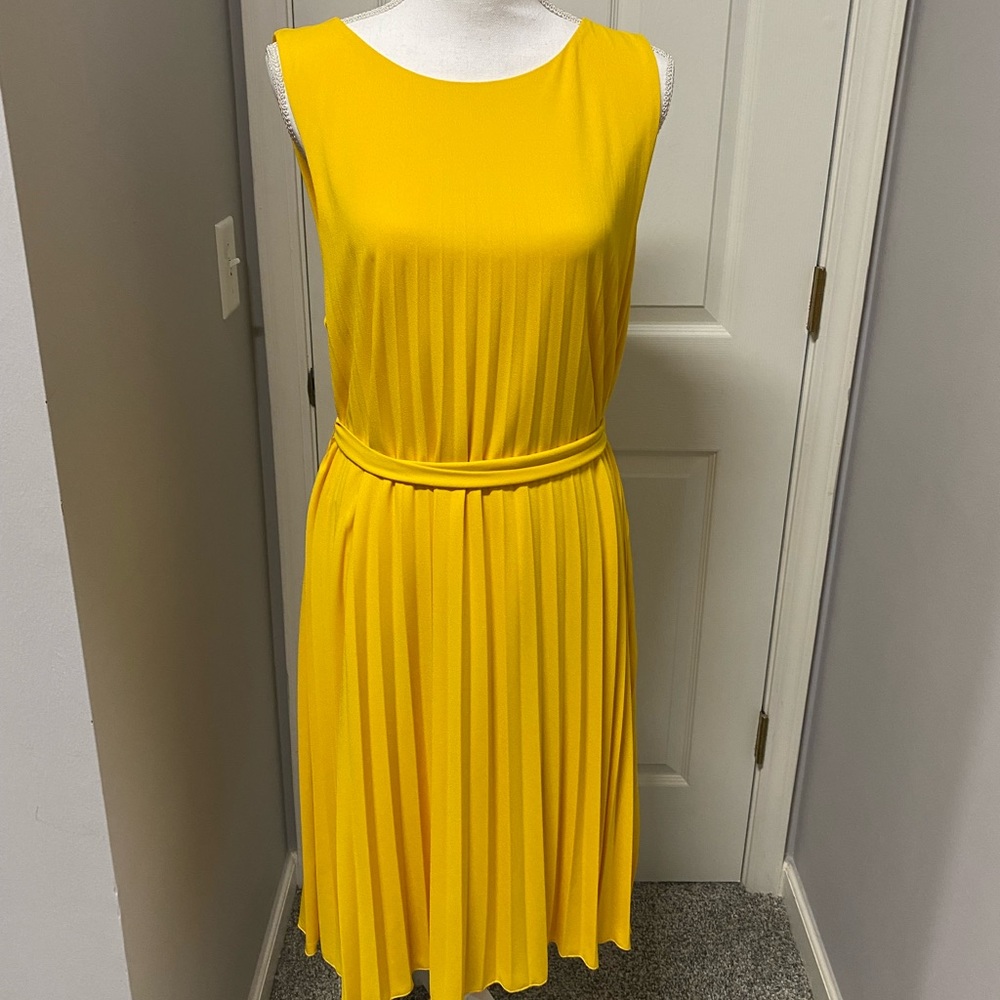 So flattering! Yellow Tahari NWT
